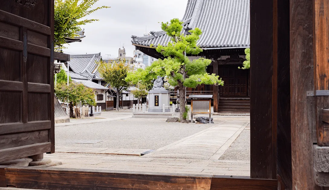 本興寺の境内